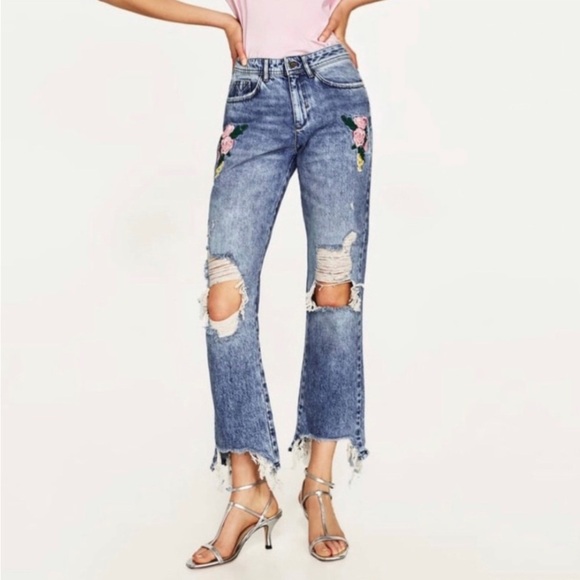 Zara floral embroidered distressed raw hem cropped ankle flares. Size 4 - Picture 2 of 9